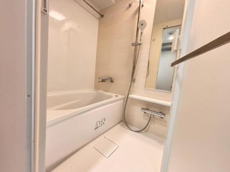 風呂 浴槽は跨ぎやすいよう配慮されており、シャワーヘッドの位置も変えられる、使い勝手の良い浴室です。（2025.9.16撮影）