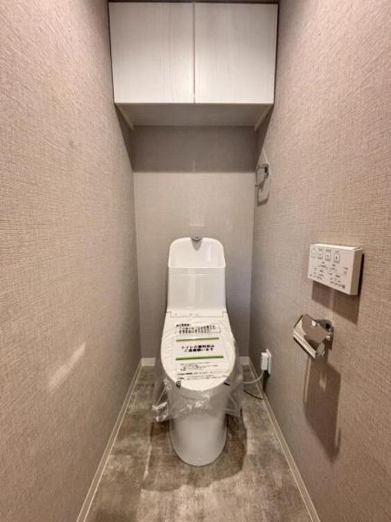 トイレ ウォシュレット付きのトイレ。落ち着いた雰囲気を演出する内装に仕上げました。（2025.9.16撮影）