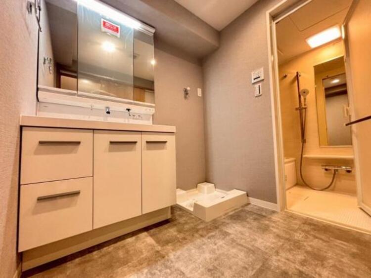 洗面 清潔感のあるワイドな洗面台は収納力もあり、いつでもすっきりとした洗面室に。（2025.9.16撮影）