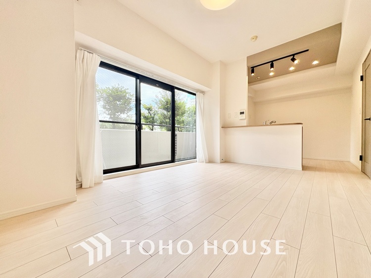 内装 ここにはみんなが集い、食事と楽しい会話が始まる。話に夢中になりすぎて、ついつい時を忘れ夜半過ぎになってしまう。そんな束の間の幸せを感じさせてくれる場所でありたい。