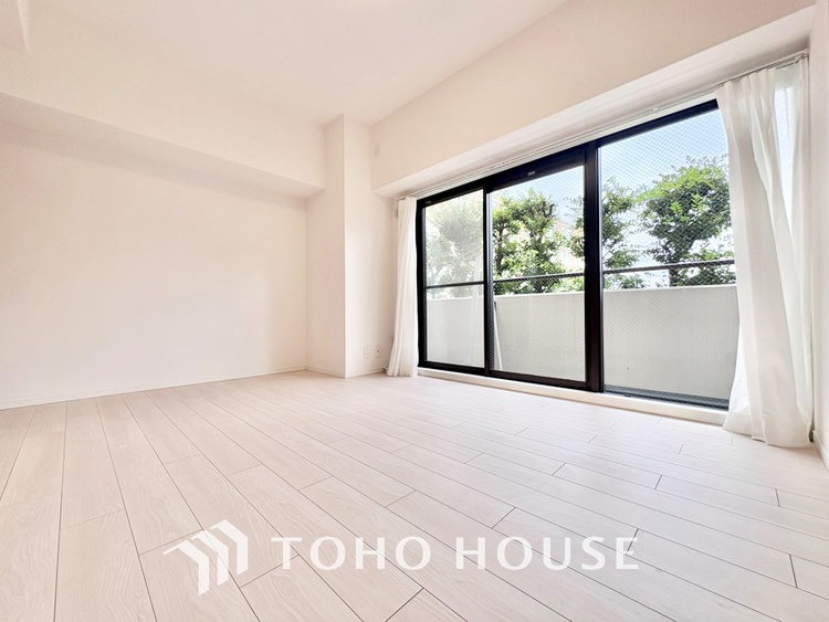 内装 【Living】ここにはみんなが集い、食事と楽しい会話が始まる。話に夢中になりすぎて、ついつい時を忘れ夜半過ぎになってしまう。そんな束の間の幸せを感じさせてくれる場所でありたい。