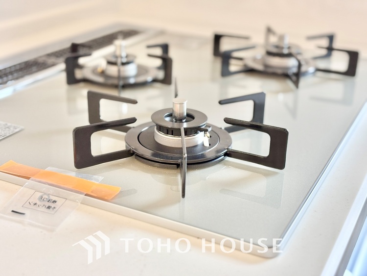 キッチン 【Kitchen】調理しながらもご家族のお顔が見れるカウンターキッチン。ついつい料理中お子様の様子が気になるもの。安心してお料理に取り組んでいただけます。会話だって自然とはずむはず。