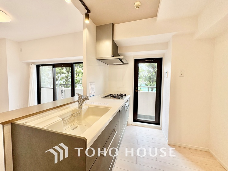 キッチン 【Kitchen】調理しながらもご家族のお顔が見れるカウンターキッチン。ついつい料理中お子様の様子が気になるもの。安心してお料理に取り組んでいただけます。会話だって自然とはずむはず。