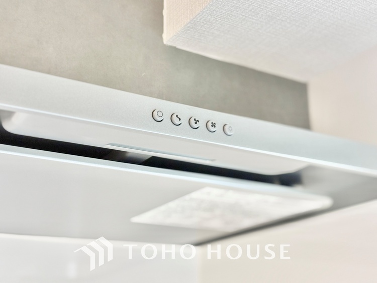 キッチン 【Kitchen】調理しながらもご家族のお顔が見れるカウンターキッチン。ついつい料理中お子様の様子が気になるもの。安心してお料理に取り組んでいただけます。会話だって自然とはずむはず。