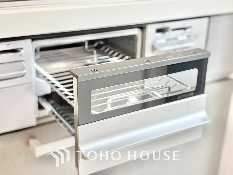 キッチン 【Kitchen】調理しながらもご家族のお顔が見れるカウンターキッチン。ついつい料理中お子様の様子が気になるもの。安心してお料理に取り組んでいただけます。会話だって自然とはずむはず。