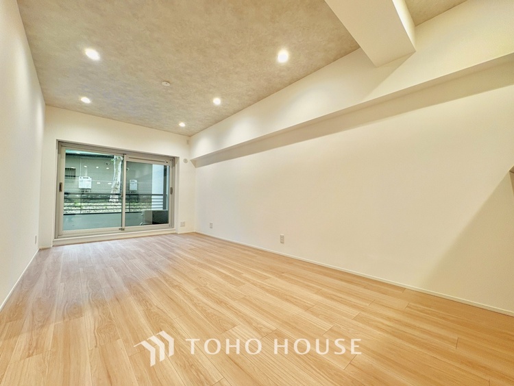 内装 ここにはみんなが集い、食事と楽しい会話が始まる。話に夢中になりすぎて、ついつい時を忘れ夜半過ぎになってしまう。そんな束の間の幸せを感じさせてくれる場所でありたい。