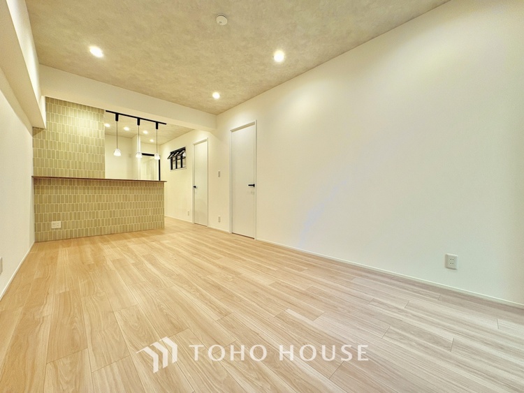 内装 【Kitchen】調理しながらもご家族のお顔が見れるカウンターキッチン。ついつい料理中お子様の様子が気になるもの。安心してお料理に取り組んでいただけます。会話だって自然とはずむはず。