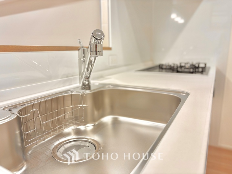 キッチン 【Kitchen】調理しながらもご家族のお顔が見れるカウンターキッチン。ついつい料理中お子様の様子が気になるもの。安心してお料理に取り組んでいただけます。会話だって自然とはずむはず。