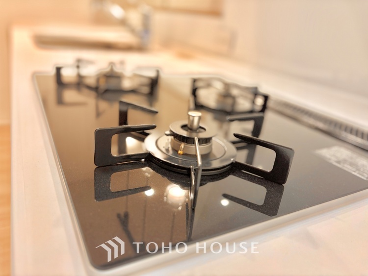 キッチン 【Kitchen】調理しながらもご家族のお顔が見れるカウンターキッチン。ついつい料理中お子様の様子が気になるもの。安心してお料理に取り組んでいただけます。会話だって自然とはずむはず。