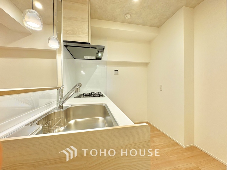 キッチン 【Kitchen】調理しながらもご家族のお顔が見れるカウンターキッチン。ついつい料理中お子様の様子が気になるもの。安心してお料理に取り組んでいただけます。会話だって自然とはずむはず。