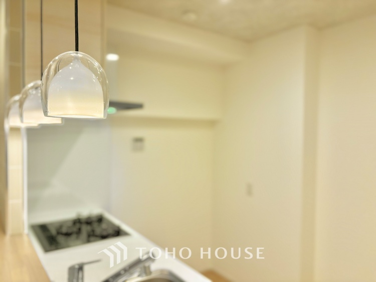 キッチン 【Kitchen】調理しながらもご家族のお顔が見れるカウンターキッチン。ついつい料理中お子様の様子が気になるもの。安心してお料理に取り組んでいただけます。会話だって自然とはずむはず。