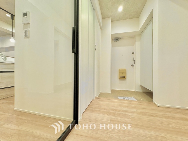 玄関 【Private room】感性を育むプライベートルームはシンプルでスマートな空間。好みの空間で読書をしたり、音楽を聞いたりと一人の時間も充実したものにできます。