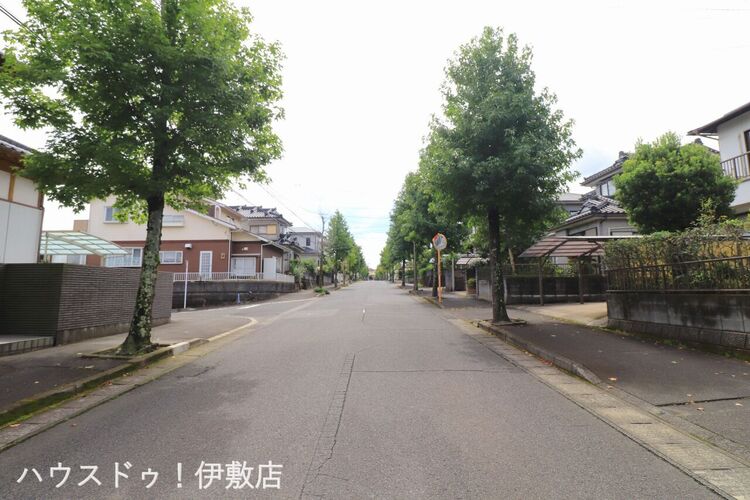 外観 【前面道路】東南側前面道路、西方面道路幅員約11.5ｍと広々、歩道付きで安心です