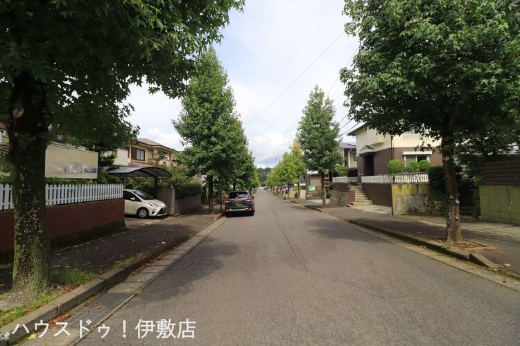 外観 【前面道路】東南側前面道路、東方面道路幅員約11.5ｍと広々、歩道付きで安心です