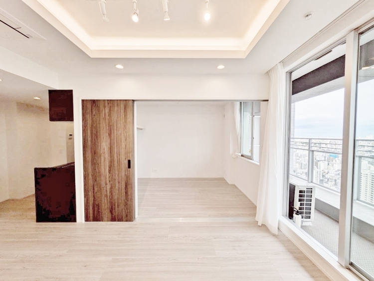 居間 忙しく過ぎゆく日常を置き去るほど、ゆったりした時間が流れるリビング。