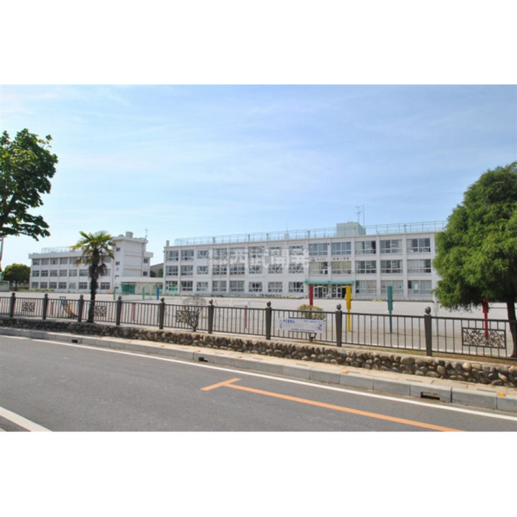 周辺 奥富小学校(約1300m)