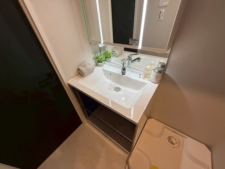 その他 清潔感を感じられる洗面化粧台。