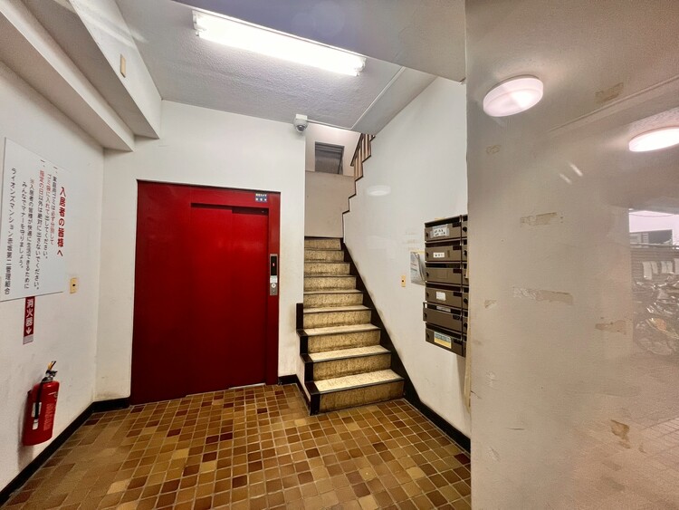 その他 共用部の階段です。明るく清潔に管理されています。