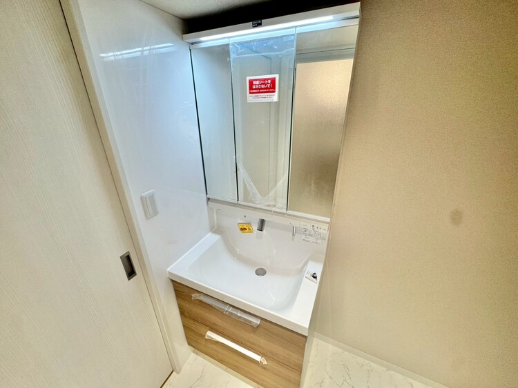 その他 清潔感を感じられる洗面化粧台。