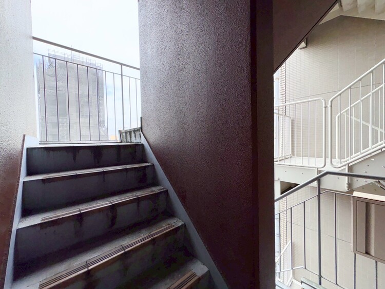 その他 共用部の階段です。明るく清潔に管理されています。