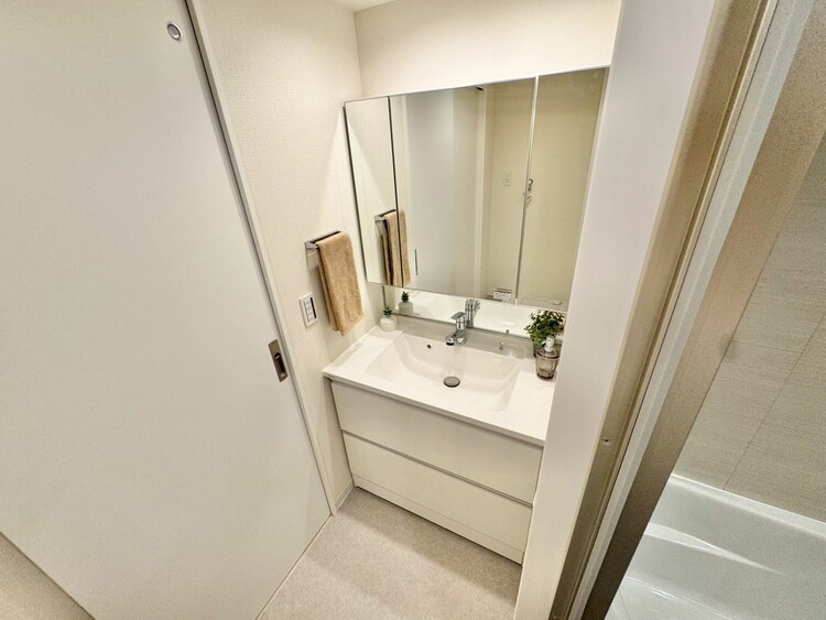 その他 清潔感を感じられる洗面化粧台。