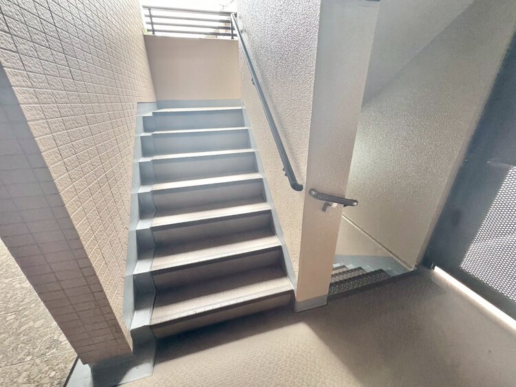 その他 共用部の階段です。明るく清潔に管理されています。