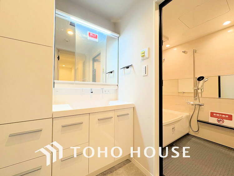 洗面 白を基調とした清潔感のある洗面室で朝の身支度を