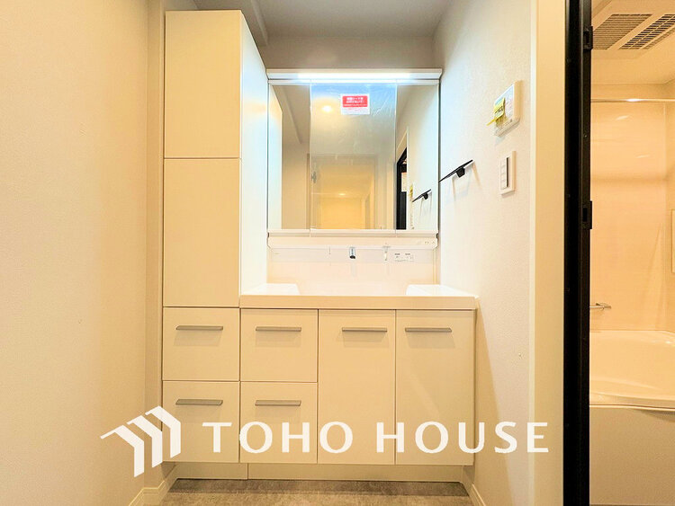 洗面 落ち着きのある色合いでまとめられた洗面室