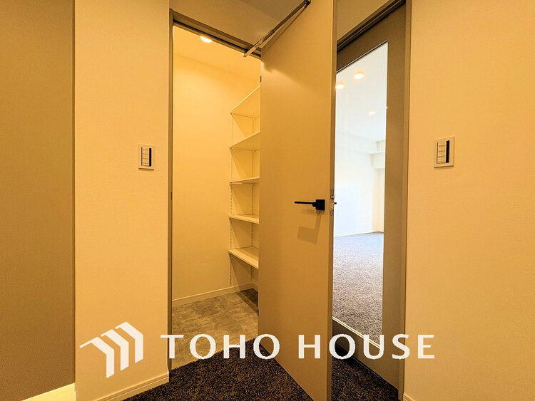 玄関 天井まである玄関収納はご家族分の履物も余裕で収納可能