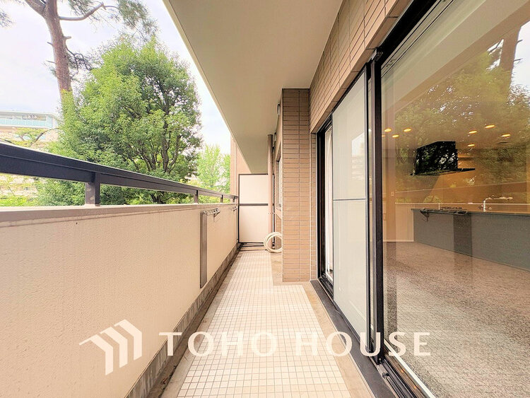 バルコニー 日当たりの良いバルコニーで晴れの日の洗濯物も楽しみになりますね