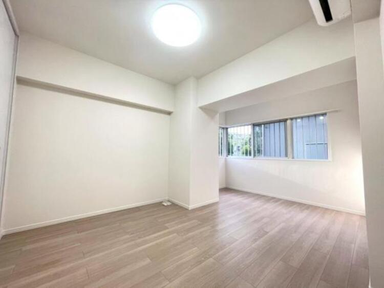 内装 ベッドを置いてもゆとりのある、広さ8.3帖の主寝室です 