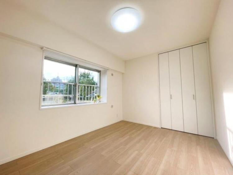 内装 陽光と風を迎える、明るく開放感のある6帖洋室です