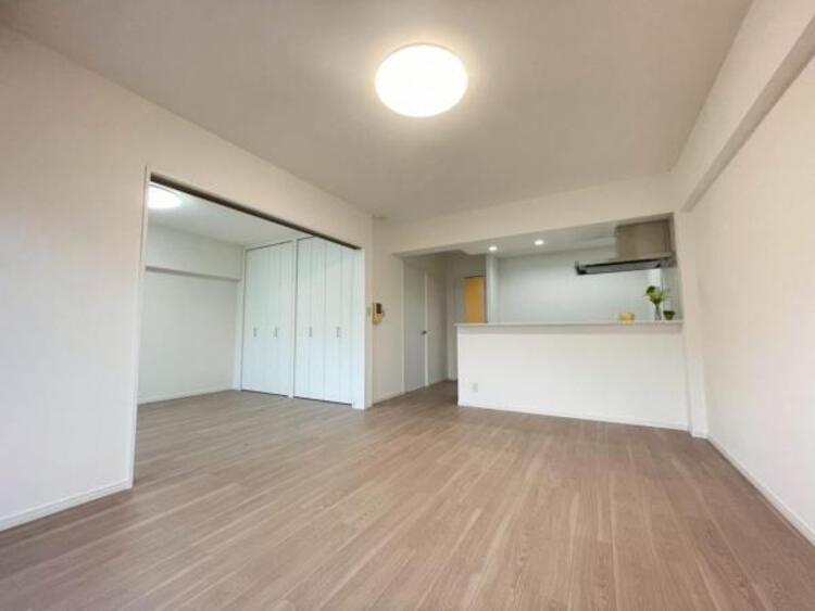 居間 白を基調とした明るいお部屋がご家族の暮らしを包み込みます！