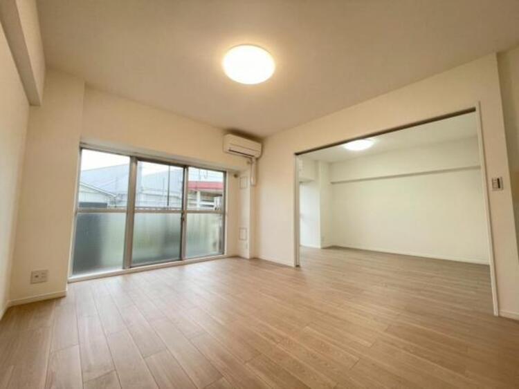 居間 家族団らんのときを優しく包み込む、明るく広々したLDK 