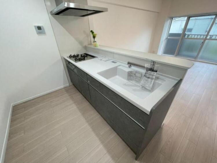 キッチン 料理中もお子様に目が届く対面式システムキッチン。作業スペースにゆとりがあり、毎日のお料理が快適です。