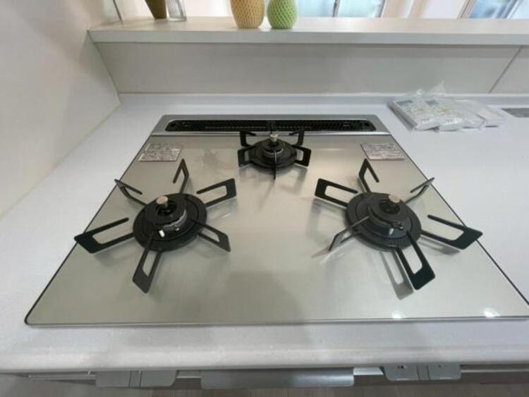 キッチン 3口コンロはお鍋もフライパンも同時に使えるので、料理効率も上がりますね。 