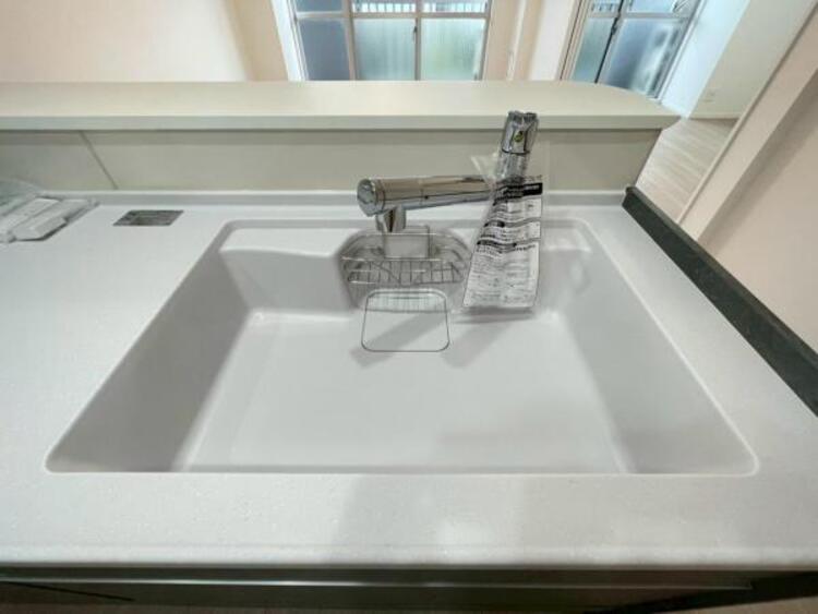 キッチン 鍋や大皿も洗える広々としたシンクです。ワンタッチで浄水に切り替えられる浄水一体型水栓採用 