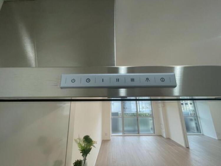 キッチン お手入れ快適なフラットデザインのレンジフード 