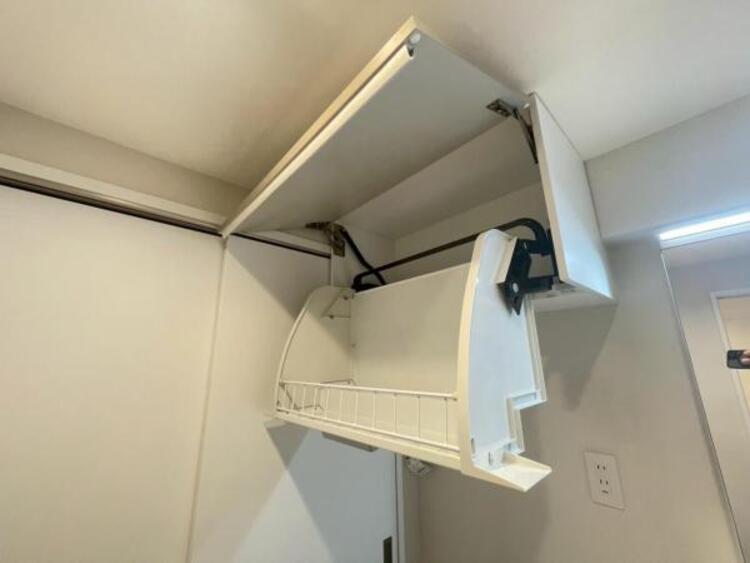 洗面 洗剤のストックなどをすっきり収納できるウォールダウン収納。家族みんなが使いやすい設備です。