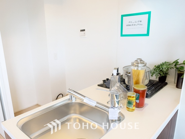 キッチン 【Kitchen】美しく使いやすいキッチンは油汚れが簡単に拭き取れる素材で加工されており、浄水器シャワーから流す水の音を軽減する静かなシンクを採用。見えないところにさり気ない配慮が嬉しい