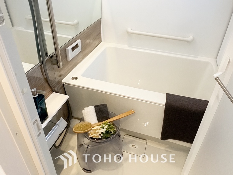 風呂 【Swaying surface】光に照らし出されたバスルーム。膨よかな湿度と静かに揺れる眼前の水面＊配置してある家具や小物はCGによるイメージ画像です。