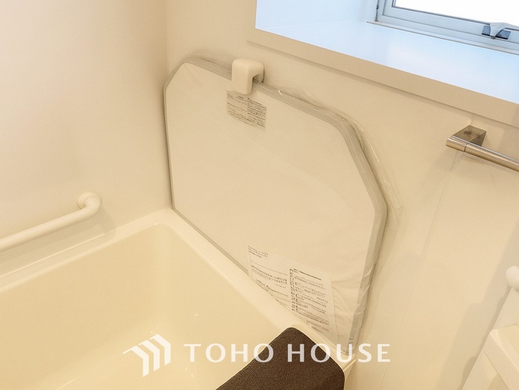 洗面 【Wash basin】十分な大きさの洗面台は収納もさる事ながら、身だしなみチェックや歯磨きなど、朝の慌ただしい時間でもホテルライクなスペースで余裕とゆとりを感じて頂けます。