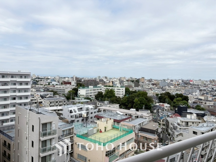 バルコニー ◆青空テラス◆ベランダから望む紺碧の空からそよ風、そして目に映るのはグリーン広がる風光明媚な世界。それは清々しい自然の薫りを肌で感じる幸せな空間。