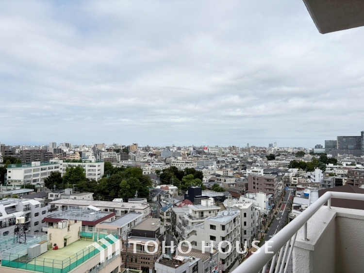 バルコニー 【Blue sky terrace】見上げると、空。時間を忘れ大空を見上げるなんて、いつぶりだろうか。こんなにも広く美しい情景がこの頭上にあったなんて。時間を忘れ、時を知る。
