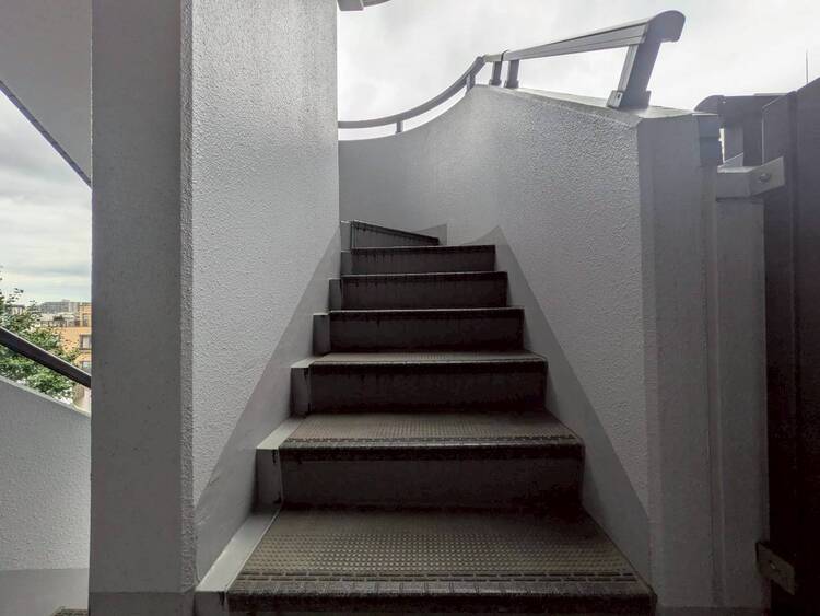 その他 共用部の階段です。明るく清潔に管理されています。