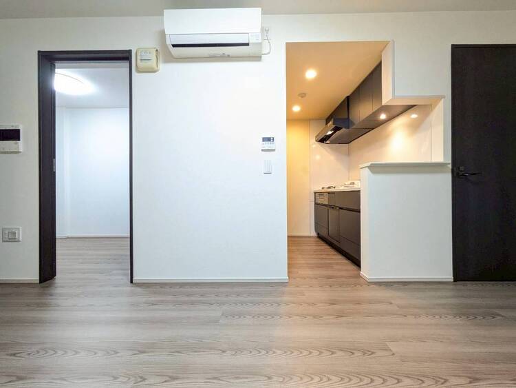 居間 落ち着いた雰囲気に包まれて、伸びやかな空間。