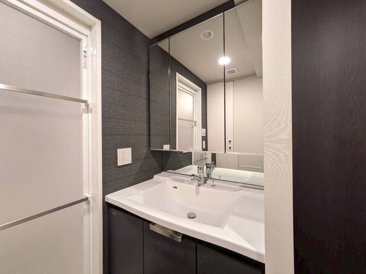 洗面 清潔感を感じられる洗面化粧台。