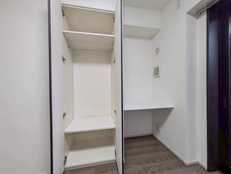 収納 家電やスーツケース、ストック品など何でも片付く嬉しい空間です。