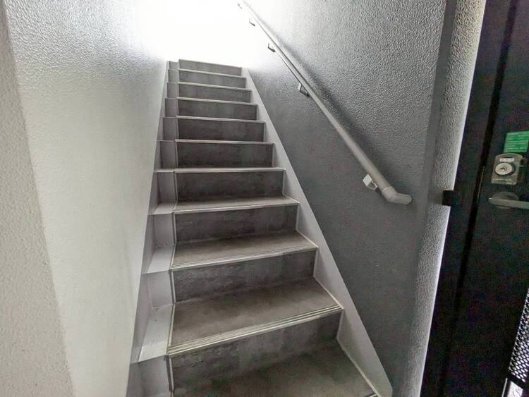 設備 共用部の階段です。明るく清潔に管理されています。