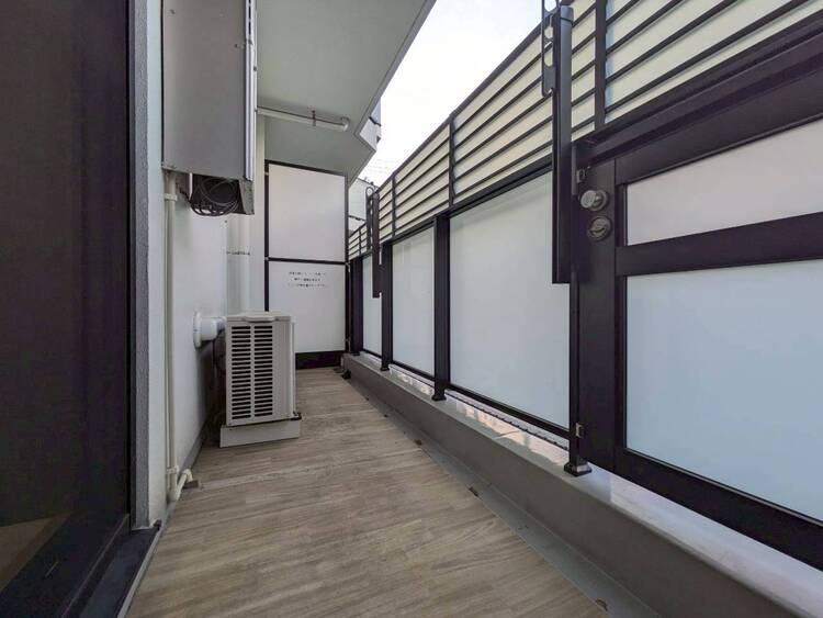 バルコニー 朝の澄んだ空気や、夕方に吹く清々しい風を感じられるバルコニー。